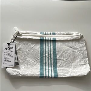ALOHA collection small linen stripe bleu. Accessorize with the Daytripper listed